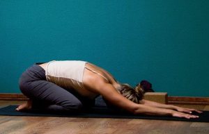 4 posições de yoga para um sono tranquilo